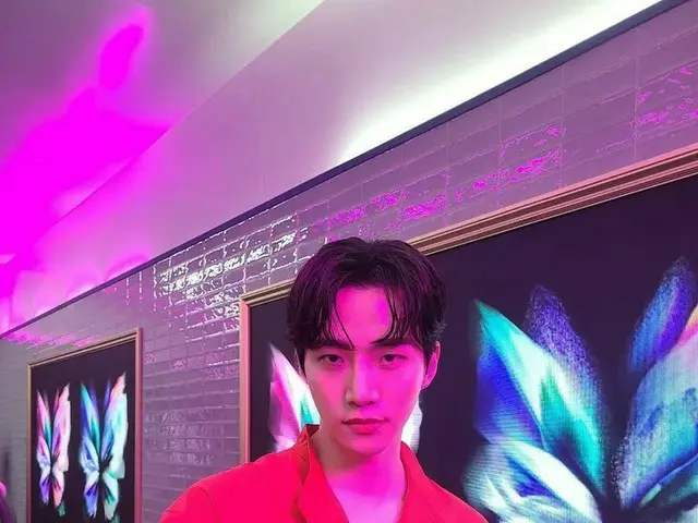 「2PM」ジュノ、真っ赤なシャツに魅力的なまなざしにドキッ…“おとなセクシー”といえばジュノ