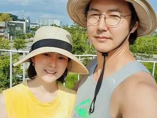 ユン・サンヒョン-Maybee夫妻、3階建ての自宅の屋上にプールを設置…3人の子供たちと夏を惜しむ
