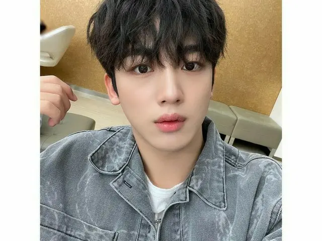 「WEi」キム・ヨハン、子犬系男子のかわいさにシックさひとさじ
