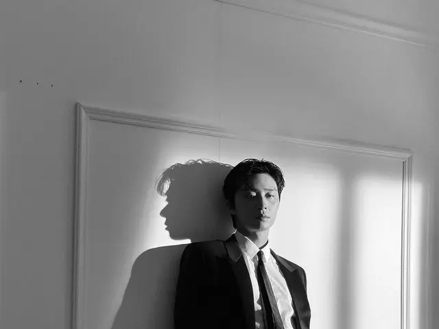 俳優パク・ソジュン、モノクロでシックな魅力…見るだけで息の止まりそうなスーツ姿