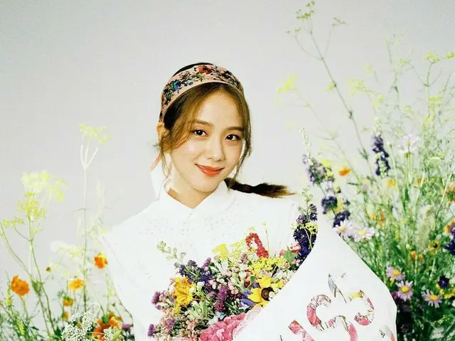 「BLACKPINK」ジス、人なの? 花なの?…花に囲まれて美しい笑顔
