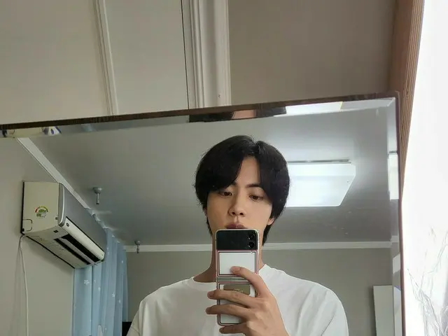 「BTS（防弾少年団）」JIN、Tシャツにデニムだけでも輝くビジュアル♥