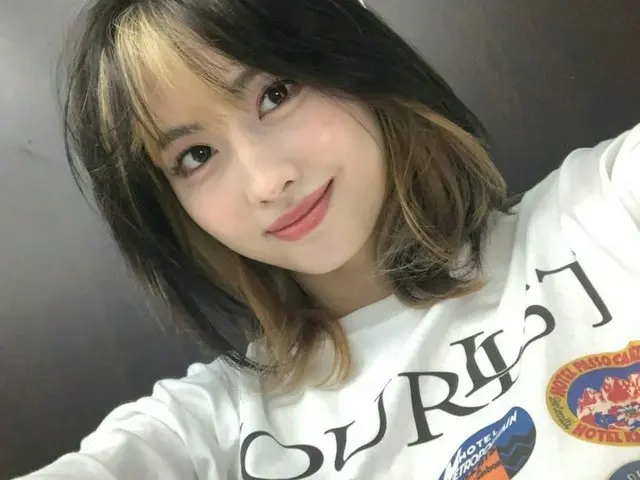 「TWICE」モモ、ツートーンヘアでボーイッシュな雰囲気…HIPなスタイルをお似合い