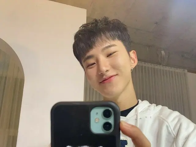 「SEVENTEEN」ホシ、髪を切った近況を公開…赤ちゃん虎のかわいい微笑み