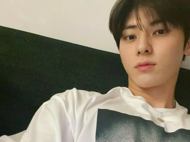 「NU’EST」ファン・ミンヒョン、下から撮っても輝くビジュアル