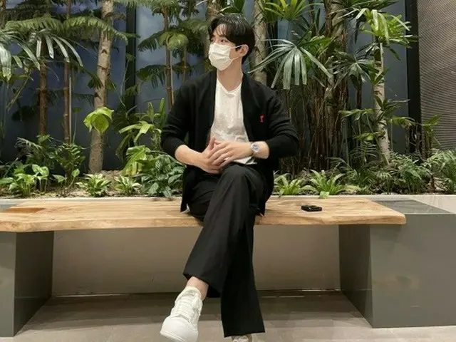 「2PM」ジュノ、 女心を虜にするカーディガンファッション…やわらかいカリスマ