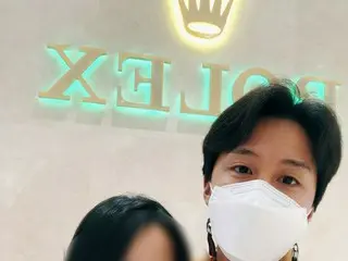 “電撃結婚を発表”「N.Flying」出身クォン・グァンジン、目元がそっくりな花嫁とツーショット