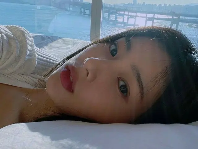 元「IZ*ONE」カン・ヘウォン、横になってもブレない美貌…絶対的女神降臨
