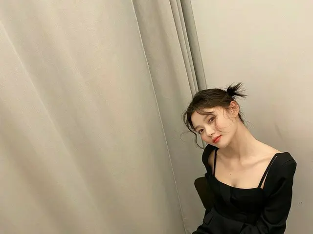 女優キム・ユジョン、サイハイブーツでキューティーセクシーな魅力発散…ガールズグループのセンターのようなビジュアル