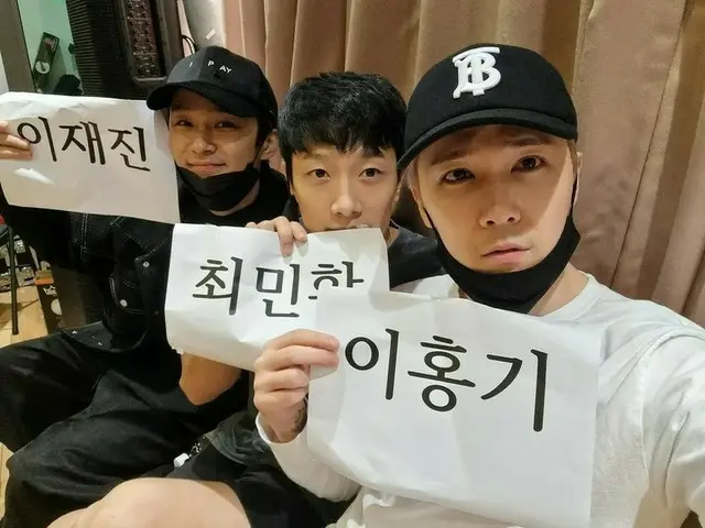 「FTISLAND」チェ・ミンファン、イ・ホンギ-イ・ジェジンとのスリーショット公開…“軍務修了バンドFTISLANDです”