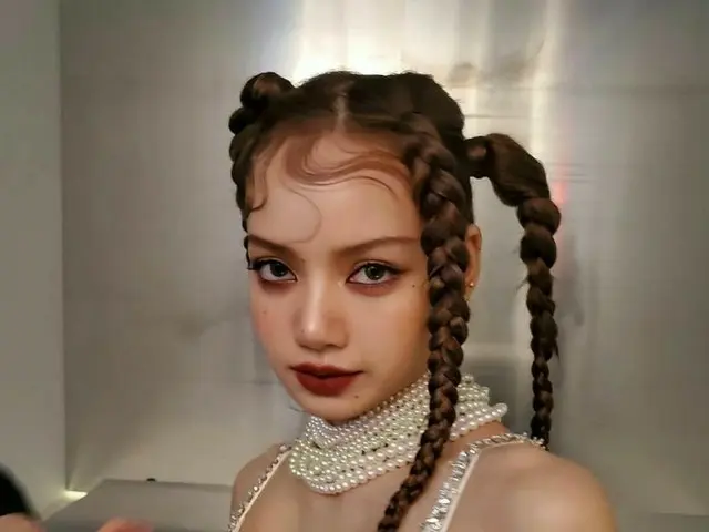 「BLACKPINK」リサ、魅惑的なまなざしで輝く存在感