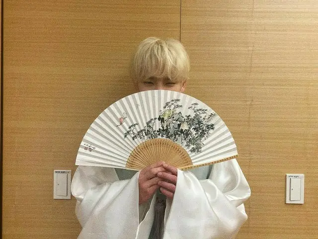 「SHINee」Key（キー）、韓服で秋夕のあいさつ…金髪の花トリョン