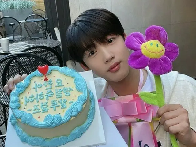 「WEi」キム・ヨハン、誕生日ケーキのプレゼントに感謝…きゅるるん子犬のような瞳に胸キュン