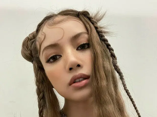 「BLACKPINK」リサ、女王のような独歩的な存在感…“Happy 秋夕”