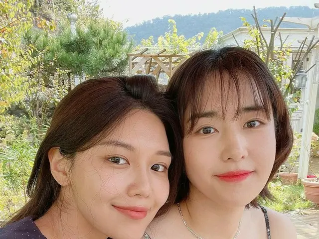 「少女時代」スヨン、姉のミュージカル俳優チェ・スジンとツーショット公開…“お姉さんと写真を撮るときは…”