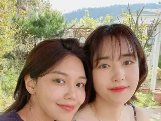 「少女時代」スヨン、姉のミュージカル俳優チェ・スジンとツーショット公開…“お姉さんと写真を撮るときは…”