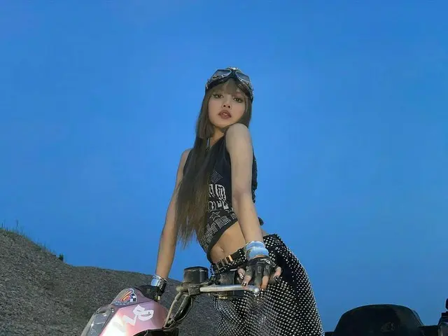 「BLACKPINK」リサ、視線をひきつける利己的なビジュアル