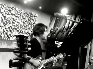 キム・ヒョンジュン（リダ）、ギターの演奏に熱中する姿が美しい