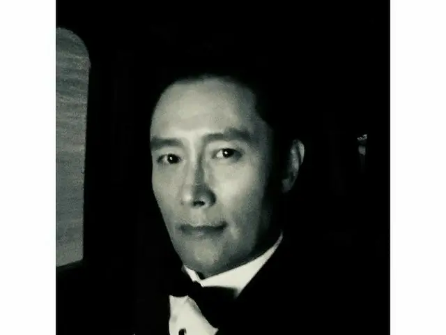 俳優イ・ビョンホン、スーツ着て致命的なイケメンさ…イベントに行く途中の車の中で