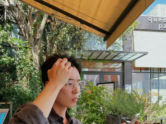 俳優チョン・ギョンホ、一生懸命スマホで何見てるの?…突き出た口がかわいい
