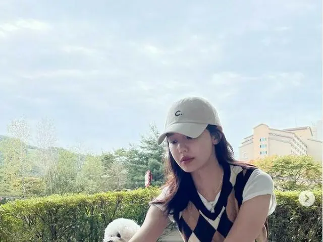 「少女時代」スヨン、愛犬とのお出かけで秋を満喫…日常もどこからも見ても美しい