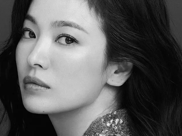 女優ソン・ヘギョ、シックな表情でも笑顔でも独歩的な美しさ
