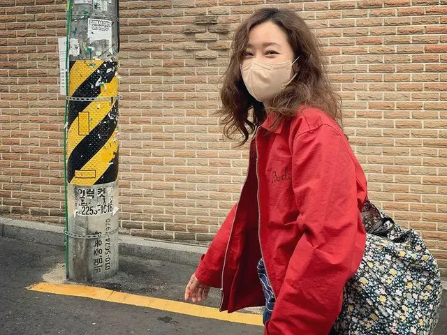 女優コン・ヒョジン、秋のファッション公開…真っ赤なブルゾンがよく似合う”