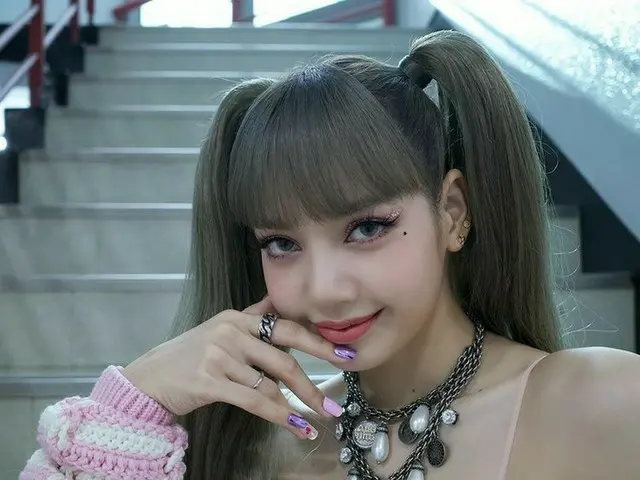 「BLACKPINK」リサ、妖精のような美貌で細いウエスト誇る…“BLINKのおかげで力が出ました”