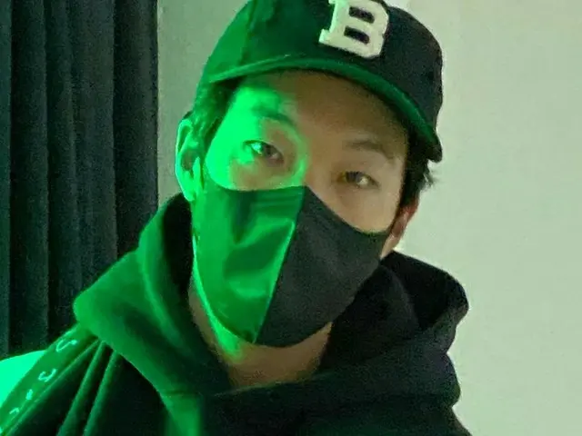 俳優リュ・ジュンヨル、無関心に羽織っただけで“彼氏ルック”のお手本…“On green”