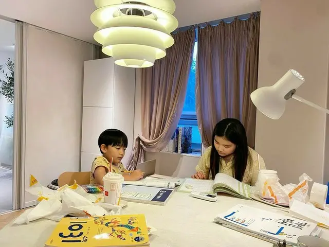 俳優イ・ボムスの子どもたちソウルちゃんとダウルくん、仲良く勉強する姉弟