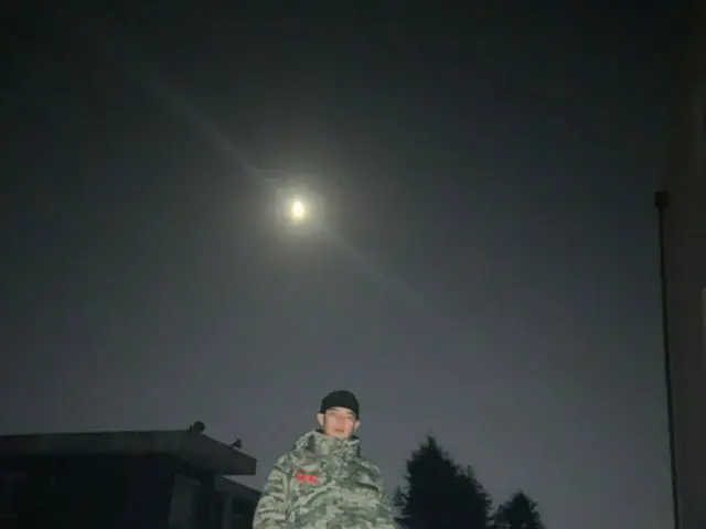 「SHINee」ミンホ、韓国国軍の日に軍隊時代の写真を公開…月夜のイケメン軍人