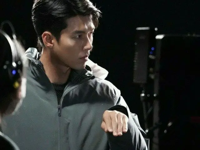 俳優ヒョンビン、お仕事モードON！真剣な表情にうっとり…スポーティなファッションもグット