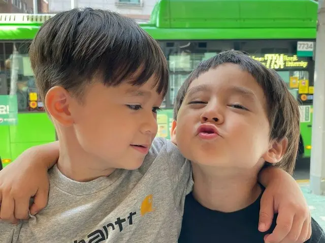 ウィリアムくん＆ベントレーくん、仲良し兄弟のかわいいチュー❤