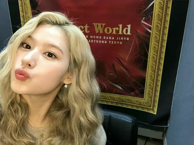 「TWICE」サナ、唇を突き出してキュートでセクシーな魅力…“SANA～がんばれ”