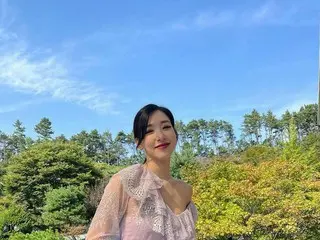 「少女時代」ティファニー、ラブリーな微笑みのK-POPマスター…そっと見える肩がセクシー