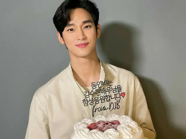 俳優キム・スヒョン、ケーキを持って今日も素敵なビジュアル