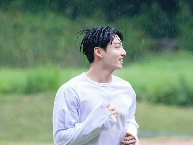 「BTS（防弾少年団）」ジョングク、雨に濡れた姿にARMYキュン…雨の中の青春