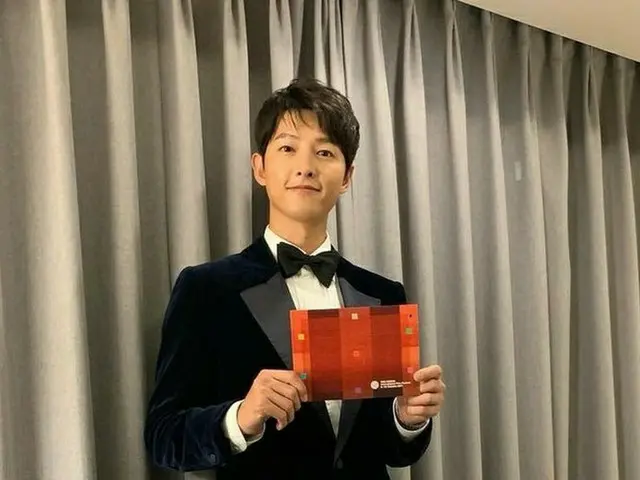俳優ソン・ジュンギ、ダンディーなスーツ姿にかわいい微笑み…釜山国際映画祭開幕式の司会者