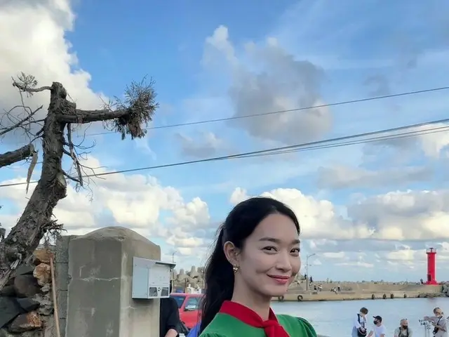 女優シン・ミナ、グリーンのニットワンピースがこんなに似合うなんて…“空が絵のように美しかった日”