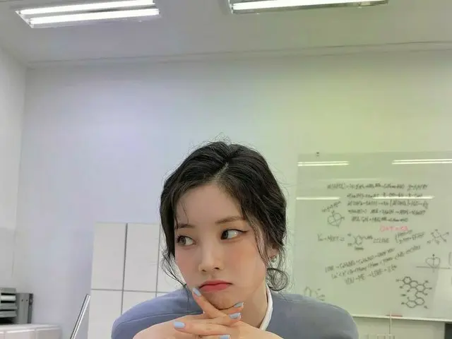 「TWICE」ダヒョン、ケープワンピース着て妖精のようなビジュアル