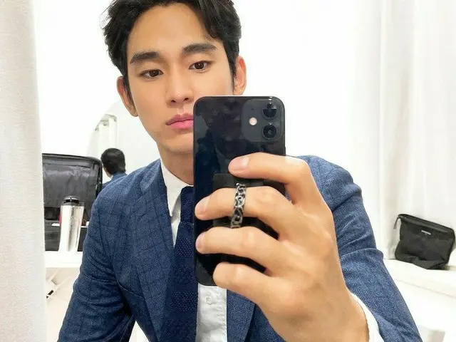 俳優キム・スヒョン、完ぺきな彫刻ビジュアルのミラーセルフィーにキュン♥