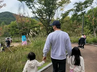 俳優オ・ジホ、イクメンの近況…子供と手をつないで公園を散歩中