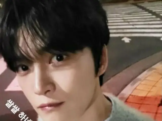 キム・ジェジュン、黒い瞳と髪の毛に白い肌が美しい