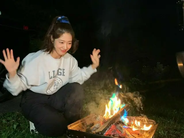 女優パク・シネ、たき火の前でマジック?!…ラブリーな魅力