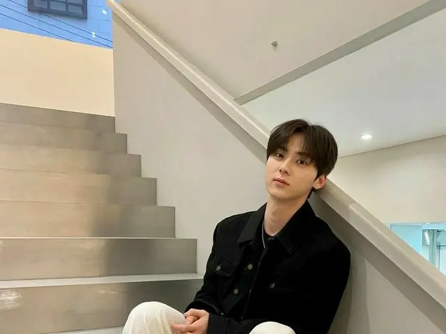 「NU’EST」ミンヒョン、今日もイケメン…階段でスニーカーとサンダルを誇る