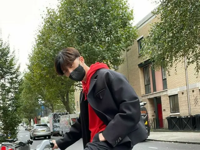俳優パク・ソジュン、イギリスの街角から近況…赤黒で服から自転車までマッチ