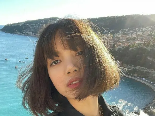 「BLACKPINK」リサ、フランス・ニースの風景をバックに神秘的な美貌発散