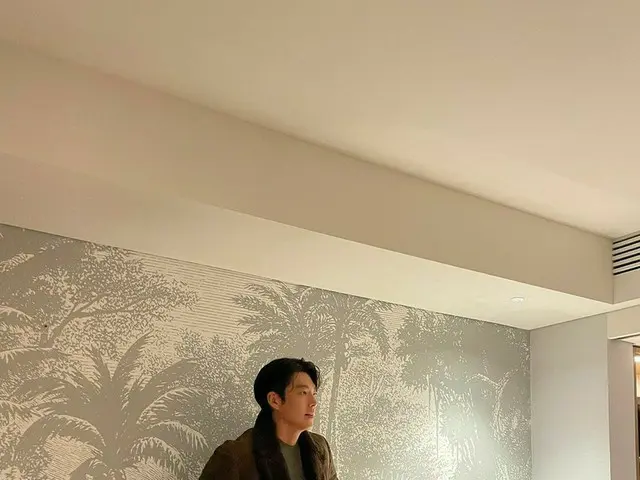 俳優キム・ウビン、シックな魅力発散…なんの撮影中?