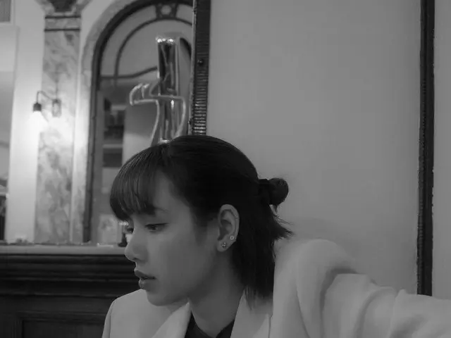 「BLACKPINK」リサ、ワイングラスを持って優雅なまなざし