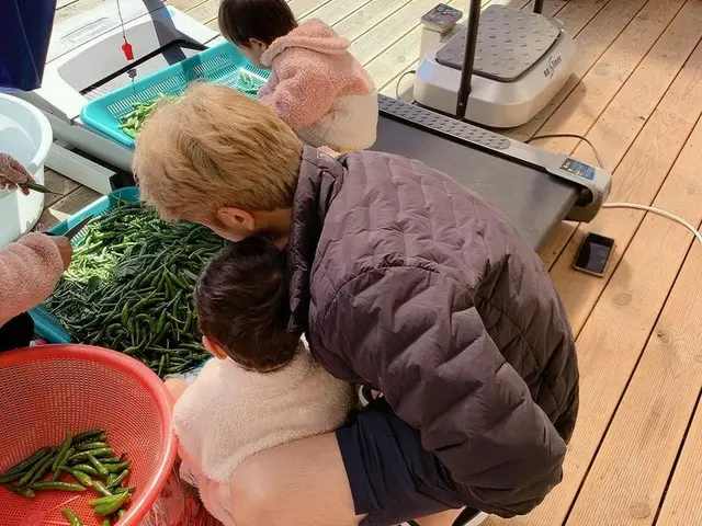 「FTISLAND」チェ・ミンファン♥ユルヒの息子ジェユルくんと双子ちゃん…小さな手で唐辛子のヘタとりを手伝う